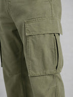 Henry cargo pants - Army Green pocket detail