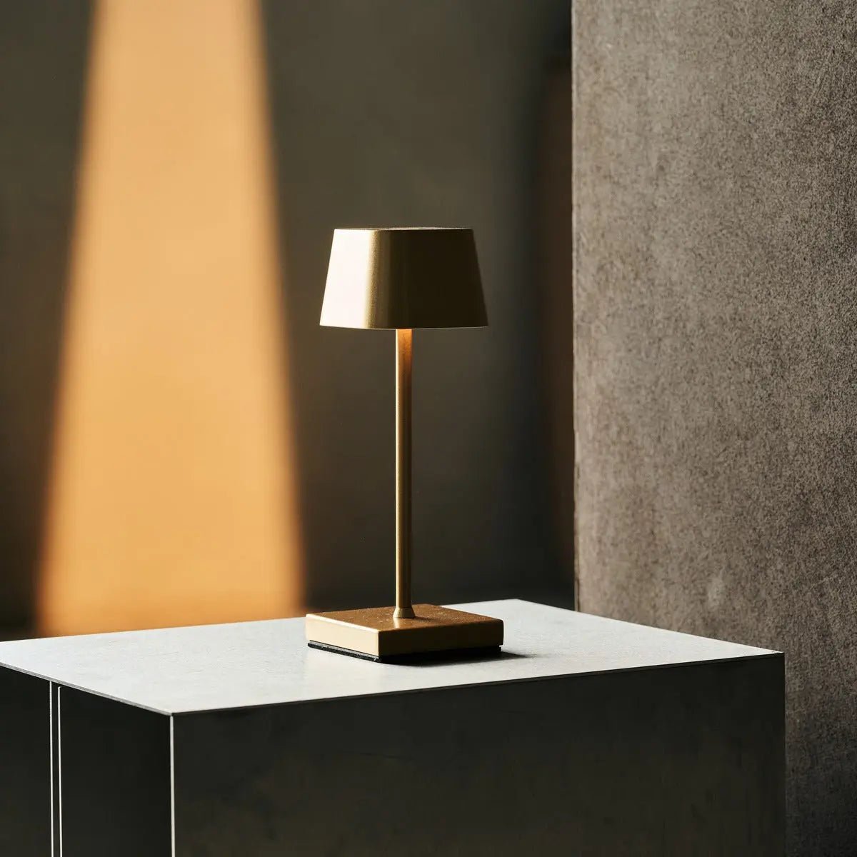Sarphati Mini Gold Cordless Lamp | Wireless Charging via Charging Station, Dimmable & 3 Light Modes