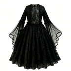 Fillette portant le déguisement de mariée fantôme gothique, robe en dentelle noire ornée de roses