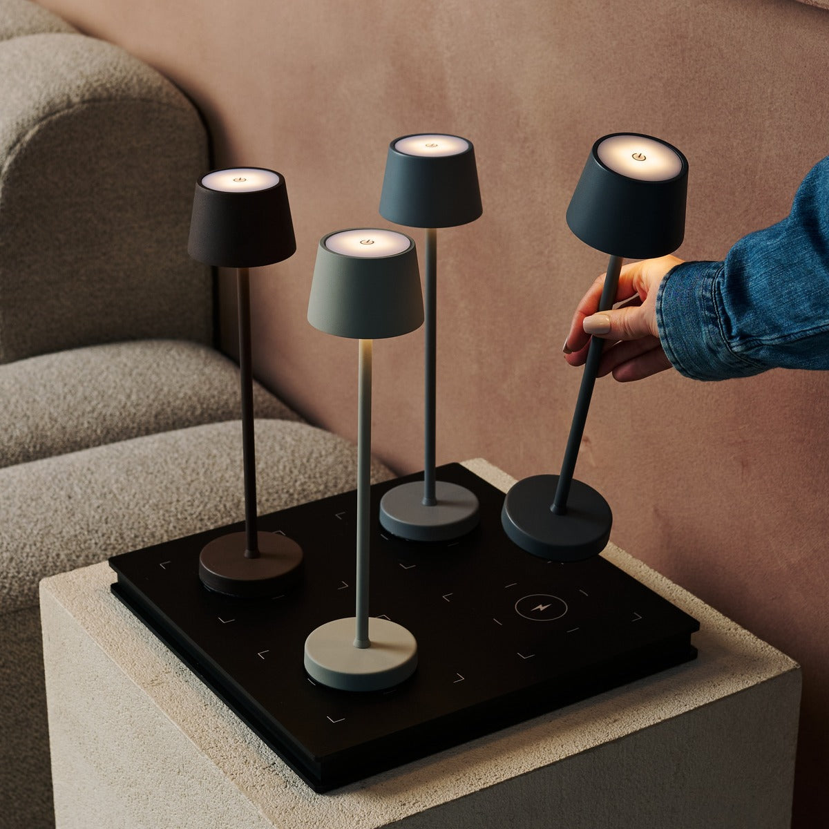Amstel Station Professional Magnetic Wireless Charging Station | Easy & Functional
